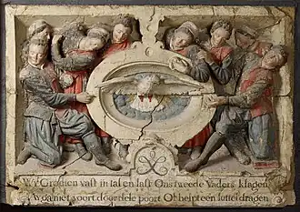 Detail van het reliëf boven de poort, met weeskinderen rond het embleem van het Burgerweeshuis van Amsterdam.