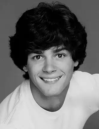 Billy Warlock op een promotiefoto voor Happy Days