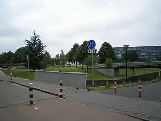 Utrecht: Biltsche Grift gezien vanaf de Kapelburg met het Griftpark, dat aan het watertje zijn naam te danken heeft, en zicht op de Domtoren te Utrecht.