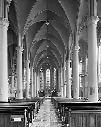 Interieur richting het koor in 1970