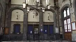 Lokettenzaal met opschrift in het Duits