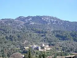 Binibassí met daar achter de Puig de sa Bassa (819 m)