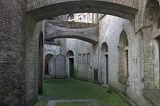 Links het torenfort en rechts de contrescarpgalerij