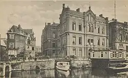Gebouw van de Kraamvrouwenkliniek van het Binnengasthuis op de hoek van de Oude Turfmarkt en de Grimburgwal; 1936.