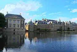 Den Haag: het Binnenhof met op de voorgrond de Hofvijver waar het hoofdstadion stond