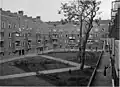 Een van de binnenplaatsen van de sobere nieuwbouw aan de straat. De aangrenzende Vlinderstraat en Plantageweg hadden vergelijkbare huizenblokken. Foto afkomstig uit 1949.