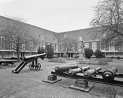 Binnenplaats Pesthuis als legermuseum (1976)
