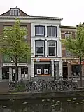 Winkelwoonhuis, in oorsprong woonhuis, met eclectisch-classicistische voor- gevel uit het laatste kwart van de 19de eeuw. In opzet mogelijk ouder.