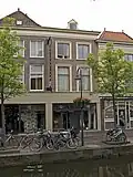 Winkelwoonhuis overwegend 19de-eeuws van karakter, met voorgevel in sobere eclectisch neoclassicistische trant. Het is voorts van belang vanwege de ligging aan een gracht in het beschermde stadsgezicht.