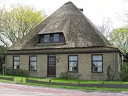 Stolpboerderij met waterpomp
