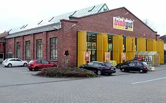 Het voormalige treindepot, van waaruit werd uitgezonden.