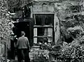 Greetje Blanckers vóór haar grotwoning in 1959 (filmclip Bioscoopjournaal)