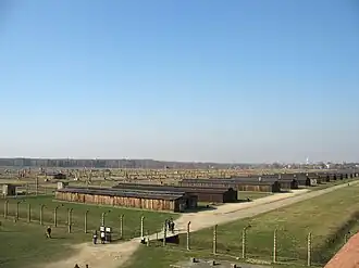 Het kamp Auschwitz-Birkenau vanuit de hoofdpoort.