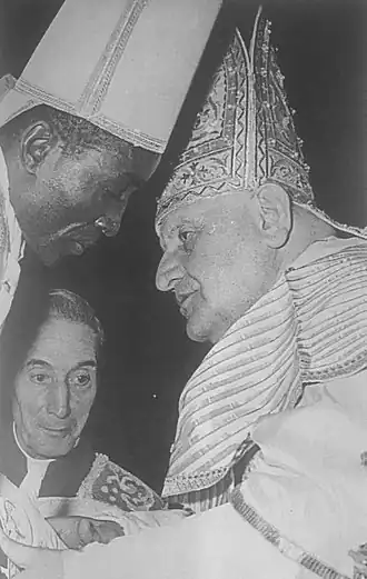 Paus Johannes XXXIII omhelst de zojuist gewijde bisschop Dery (1960)