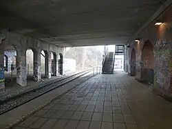 Het perrondeel onder de brug.