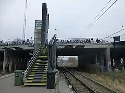 Trap en lift ten zuiden van de brug.