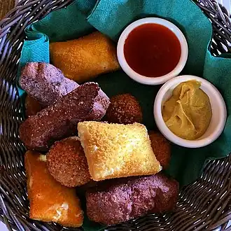 Een mand met bittergarnituur