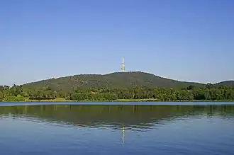 de Black Mountain met de Black Mountain Tower gezien vanaf het Lake Burley Griffin