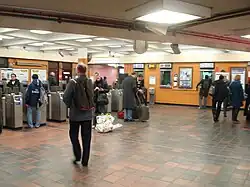 De toegangspoortjes van de metro.