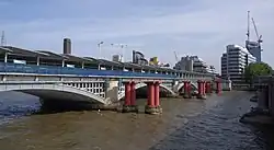 De overkapte perrons op de brug over de Theems