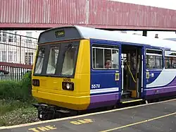 Een naar binnen glijdende deur. Bij dit treintype (railbus) werd een buscarrosserie gemonteerd op spoorwielen. Hierbij werden ook typische busdeuren gebruikt.