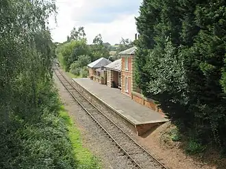 Het stationsgebouw met het perron uit 2012.
