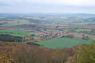 Zicht op Louňovice pod Blaníkem vanaf de Blaníkheuvels (2017)