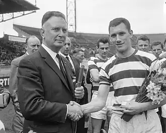 Althoff (rechts) gehuldigd voor zijn 250e wedstrijd voor Blauw-Wit (7 mei 1964).