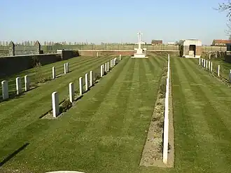 Overzicht met Cross of Sacrifice