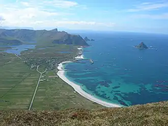 Bleik met rechts het eilandje Bleiksøya