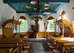 Interieur met preekstoel en herenbanken