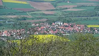 Gezicht op Brüggen; op de achtergrond molen (l) en kasteel (r)