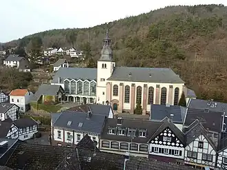 St. Salvator-kerk (links) en St. Clemens-kerk (rechts)