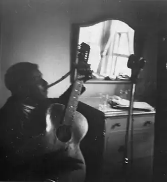 Blind Willie McTell in 1940 tijdens de opnamesessie voor John Lomax in een hotelkamer in Atlanta