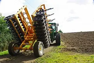 Getrokken diepwoeler met twee rijen woelpoten en een dubbele profielringrol als nalooprol die tevens zorgt voor de diepteregeling.