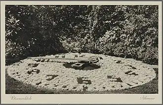 Bloemenklok bij Station Alkmaar in 1933