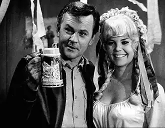 Bob Crane en Sigrid Valdis in Hogan's Heroes (1969)