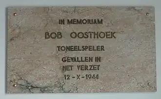 Herdenkingsplaquette in de Koninklijke Schouwburg