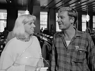 Vergadering van de raadscommissie over het prostitutiebeleid in Amsterdam. Vertegenwoordiger van de Hoerenvakbond de Rode Draad en PSP-er Bob van Schijndel (1985)