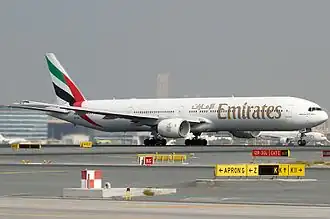 A6-EMW, het toestel van de crash, hier gezien op Dubai International Airport in 2009