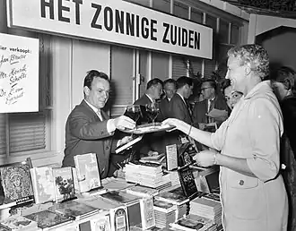 Brusse in de Bijenkorf boekenmarkt (1959)