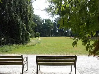Banken met uitzicht op een ligweide