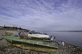 Vissersboten op de oever van de Lena bij Boelgoennjachtach