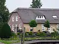 Fraai gelegen boerderij, onder langgerekt, rieten wolfdak. De Johannes Hoeve