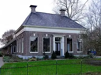 Dwarshuisboerderij aan de Kerkstraat 2 te Eext (anno 2012)