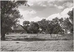 De oostelijke provincieplaats, boerderij Maria ten Hoorn, op het terrein van het voormalige klooster Maria Ten Hoorn (nu Damsport). Gesloopt in 1966. Op de achtergrond rechts de oprukkende nieuwbouw van de wijk Corpus den Hoorn.