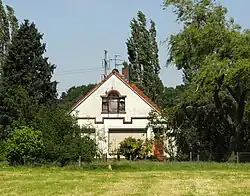 Boerderij Nieuwe Veld (t' Ni-je Veld) met fragmenten van het afgebroken kasteel in de voorgevel
