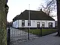 Boerderij, laag gepleisterd huis, opkamer, zakgoot