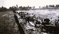 Boeren graven in de breedte het kanaal uit bij Haghorst. Foto circa 1920.