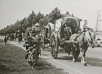 Huifkarren in een boerenovertrek
